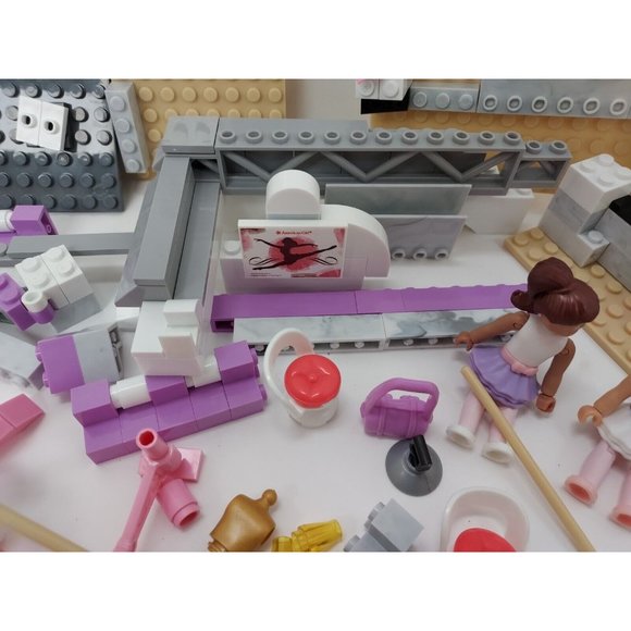 American Girl Mega Construx Isabelle's Ballet Recital Set - Picture 6 of 16